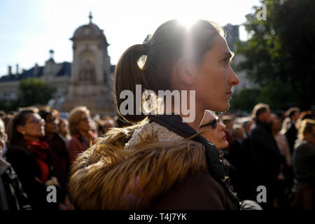 Paris, Frankreich. 17 Apr, 2019. Menschen nehmen an einer Zeremonie zu Ehren der Kathedrale Notre Dame in Paris, Frankreich, am 17. April 2019. Frankreich wird ein internationaler Wettbewerb zu re-design der Turm der Kathedrale Notre Dame, die in einem verheerenden Feuer Montag abend zusammengebrochen, der französische Premierminister Edouard Philippe am Mittwoch verkündete starten. Credit: Alexandre Karmen/Xinhua/Alamy leben Nachrichten Stockfoto