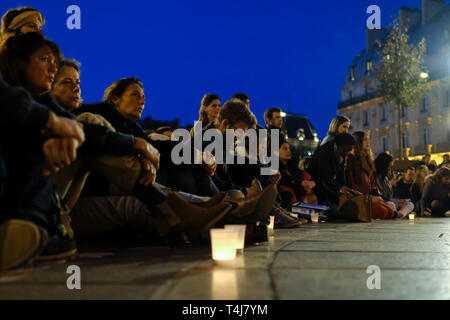 Paris, Frankreich. 17 Apr, 2019. Menschen nehmen an einer Zeremonie zu Ehren der Kathedrale Notre Dame in Paris, Frankreich, am 17. April 2019. Frankreich wird ein internationaler Wettbewerb zu re-design der Turm der Kathedrale Notre Dame, die in einem verheerenden Feuer Montag abend zusammengebrochen, der französische Premierminister Edouard Philippe am Mittwoch verkündete starten. Credit: Alexandre Karmen/Xinhua/Alamy leben Nachrichten Stockfoto