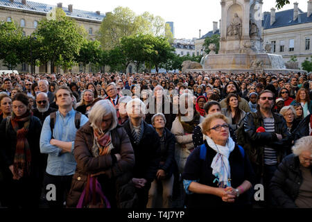 Paris, Frankreich. 17 Apr, 2019. Menschen nehmen an einer Zeremonie zu Ehren der Kathedrale Notre Dame in Paris, Frankreich, am 17. April 2019. Frankreich wird ein internationaler Wettbewerb zu re-design der Turm der Kathedrale Notre Dame, die in einem verheerenden Feuer Montag abend zusammengebrochen, der französische Premierminister Edouard Philippe am Mittwoch verkündete starten. Credit: Alexandre Karmen/Xinhua/Alamy leben Nachrichten Stockfoto