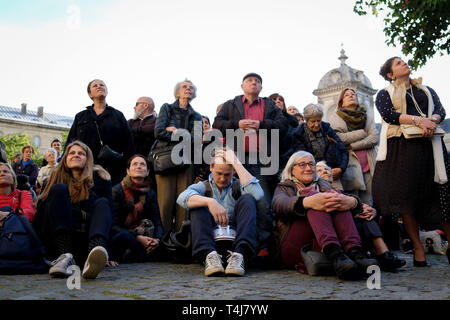 Paris, Frankreich. 17 Apr, 2019. Menschen nehmen an einer Zeremonie zu Ehren der Kathedrale Notre Dame in Paris, Frankreich, am 17. April 2019. Frankreich wird ein internationaler Wettbewerb zu re-design der Turm der Kathedrale Notre Dame, die in einem verheerenden Feuer Montag abend zusammengebrochen, der französische Premierminister Edouard Philippe am Mittwoch verkündete starten. Credit: Alexandre Karmen/Xinhua/Alamy leben Nachrichten Stockfoto