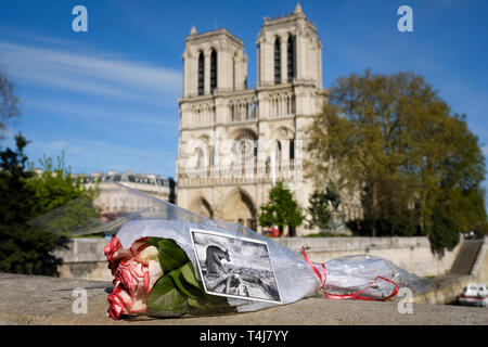 Paris, Frankreich. 17 Apr, 2019. Ein Blumenstrauß vor der Kathedrale Notre Dame in Paris, Frankreich, am 17. April 2019 gesehen. Frankreich wird ein internationaler Wettbewerb zu re-design der Turm der Kathedrale Notre Dame, die in einem verheerenden Feuer Montag abend zusammengebrochen, der französische Premierminister Edouard Philippe am Mittwoch verkündete starten. Credit: Alexandre Karmen/Xinhua/Alamy leben Nachrichten Stockfoto