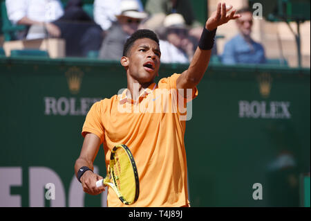 Roquebrune-Cap-Martin, Frankreich. 17 Apr, 2019. Felix Auger-Aliassime (CAN) Tennis: 2. Runde der Männer Singles Match in Monte Carlo Masters in Monte Carlo Country Club in Roquebrune-Cap-Martin, Frankreich. Credit: Itaru Chiba/LBA/Alamy leben Nachrichten Stockfoto