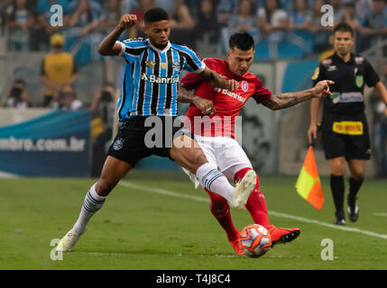 RS - Porto Alegre - 17/04/2019 - Gaucho2019, Gremio x Internacional - Andre tun Gremio Wettbewerbe Angebot mit Victor Cuesta Internacional während des Spiels in der Arena tun Gremio Stadium für die Landesmeisterschaft 2019 Foto: jeferson Guareze/AGIF Stockfoto