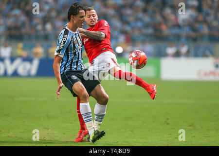 Porto Alegre, Brasilien. 17 Apr, 2019. Nal 420 zweiten Match des 2019 Gaucho Championsfinal. Match gehalten an der Grêmio Arena auf dem in der Nacht von Mittwoch (17.) in Porto Alegre, RS, Brasilien. Credit: Raul Pereira/FotoArena/Alamy leben Nachrichten Stockfoto