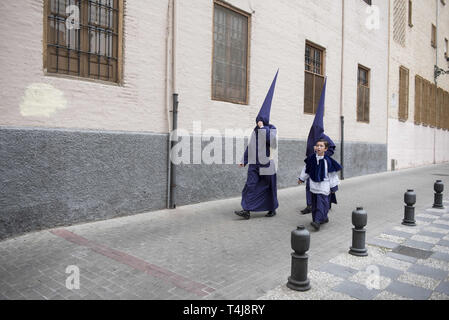 Granada, Spanien. 17 Apr, 2019. Büßer von ''Paciencia y Penas'' Bruderschaft sind auf dem Weg in die Kirche vor der Heiligen Mittwoch Prozession in Granada. Jedes Jahr tausende von Christen Gläubigen feiert die Heilige Woche in der Osterzeit mit der Kreuzigung und Auferstehung von Jesus Christus. Credit: Carlos Gil/SOPA Images/ZUMA Draht/Alamy leben Nachrichten Stockfoto