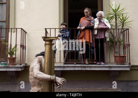 Granada, Spanien. 17 Apr, 2019. Eine Familie gesehen, die Statue von Jesus Christus von "Paciencia y Penas'' Bruderschaft während des Heiligen Mittwoch Prozession in Granada. Jedes Jahr tausende von Christen Gläubigen feiert die Heilige Woche in der Osterzeit mit der Kreuzigung und Auferstehung von Jesus Christus. Credit: Carlos Gil/SOPA Images/ZUMA Draht/Alamy leben Nachrichten Stockfoto