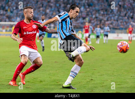 RS - Porto Alegre - 04/17/2019 - Gaucho2019, Gremio x Internacional - Pedro Geromel tun Gremio Streitigkeiten Angebot mit Nico Lopez tun Internacional während des Spiels in der Arena tun Gremio Stadium für die Landesmeisterschaft 2019 Foto: jeferson Guareze/AGIF Stockfoto