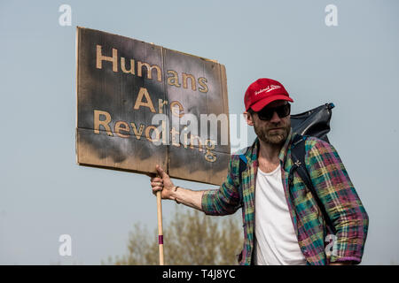 London, Großbritannien. 17 Apr, 2019. Eine Demonstrantin hält ein Fahne während das Aussterben Rebellion Streik in London. Aussterben Rebellion Demonstranten blockiert haben fünf zentrale Wahrzeichen Londons gegen die Regierung Untätigkeit gegen den Klimawandel zu protestieren. Credit: Brais G. Rouco/SOPA Images/ZUMA Draht/Alamy leben Nachrichten Stockfoto