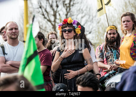 London, Großbritannien. 17 Apr, 2019. Die demonstranten gesehen stehen während das Aussterben Rebellion Streik in London. Aussterben Rebellion Demonstranten blockiert haben fünf zentrale Wahrzeichen Londons gegen die Regierung Untätigkeit gegen den Klimawandel zu protestieren. Credit: Brais G. Rouco/SOPA Images/ZUMA Draht/Alamy leben Nachrichten Stockfoto