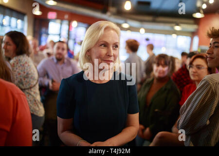 Des Moines, Iowa, USA. 17 Apr, 2019. New York der demokratische Senator Kirsten Gillibrand Kampagnen für den Präsidenten der Vereinigten Staaten mit der Drake University Demokraten am Papa's Pizzeria Keno. Mehr als ein Dutzend Demokratischen Partei Kandidaten kämpfen im Bundesstaat Iowa Iowa demokratischen Caucuses Februar 3, 2020 zu gewinnen. Die Iowa Caucuses ist Teil einer Reihe von Vorwahlen in den Vereinigten Staaten, die dazu beitragen, die Demokratische Partei entscheiden, der Kandidat, der die Gegner des Präsidenten der Vereinigten Staaten sein, und de Facto Führer der Republikanischen Partei, Donald J. Trumpf. Die Vereinigten Stockfoto