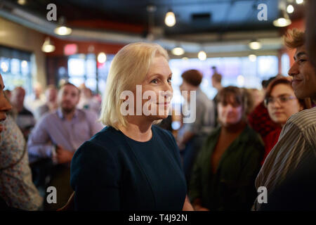 Des Moines, Iowa, USA. 17 Apr, 2019. New York der demokratische Senator Kirsten Gillibrand Kampagnen für den Präsidenten der Vereinigten Staaten mit der Drake University Demokraten am Papa's Pizzeria Keno. Mehr als ein Dutzend Demokratischen Partei Kandidaten kämpfen im Bundesstaat Iowa Iowa demokratischen Caucuses Februar 3, 2020 zu gewinnen. Die Iowa Caucuses ist Teil einer Reihe von Vorwahlen in den Vereinigten Staaten, die dazu beitragen, die Demokratische Partei entscheiden, der Kandidat, der die Gegner des Präsidenten der Vereinigten Staaten sein, und de Facto Führer der Republikanischen Partei, Donald J. Trumpf. Die Vereinigten Stockfoto