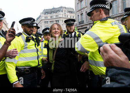 Aktivist ist gesehen zu werden, die von der Polizei nach ablehnen, während das Aussterben Rebellion Streik in London Marble Arch zu Zylinderkopf ausgebaut werden. Umweltaktivisten vor dem Aussterben Aufstandsbewegung halten sie für den dritten Tag in Folge Oxford Circus in London. Aktivisten eine rosa Boot mitten in Oxford Circus Kreuzung blockieren die Straßen und verursachen Störungen abgestellt war, Polizei verhaftete Demonstranten, die zu Marble Arch zu verweigern. Aussterben Rebellion fordert von der Regierung direkte Aktionen auf das Klima, die CO2-Emissionen bis 2025 auf Null zu reduzieren. Stockfoto