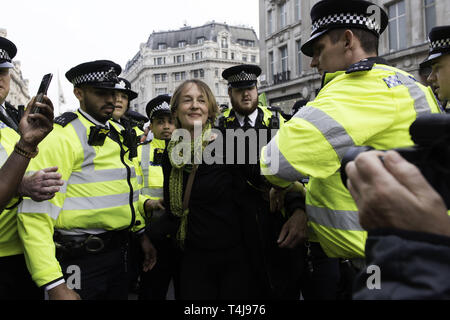 London, Greater London, UK. 17 Apr, 2019. Aktivist ist gesehen zu werden, die von der Polizei nach ablehnen, während das Aussterben Rebellion Streik in London Marble Arch zu Zylinderkopf ausgebaut werden. Umweltaktivisten vor dem Aussterben Aufstandsbewegung halten sie für den dritten Tag in Folge Oxford Circus in London. Aktivisten eine rosa Boot mitten in Oxford Circus Kreuzung blockieren die Straßen und verursachen Störungen abgestellt war, Polizei verhaftete Demonstranten, die zu Marble Arch zu verweigern. Aussterben Rebellion fordert von der Regierung direkte Aktionen auf das Klima, die CO2-Senken Stockfoto