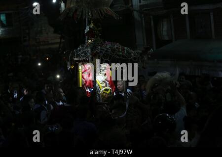 Kathmandu, Nepal. 17 Apr, 2019. Priester tragen, das Idol von Seto Machhendranath von Wagen wieder in die Tempel, die am letzten Tag der Seto Machhendranath Chariot Festival in Kathmandu, Nepal, 17. April 2019. Seto Machhendranath ist als der Gott des Regens und der Hindus und Buddhisten Anbetung Machhendranath für gute Regen Trockenheit während der Reis Erntezeit zu verhindern. Credit: Sunil Sharma/Xinhua/Alamy leben Nachrichten Stockfoto