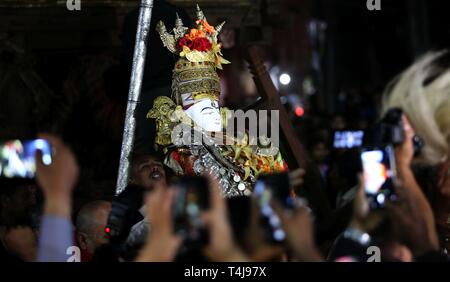 Kathmandu, Nepal. 17 Apr, 2019. Idol von Seto Machhendranath zurück zu seinen Tempel am letzten Tag der Seto Machhendranath Chariot Festival in Kathmandu, Nepal, 17. April 2019 durchgeführt. Seto Machhendranath ist als der Gott des Regens und der Hindus und Buddhisten Anbetung Machhendranath für gute Regen Trockenheit während der Reis Erntezeit zu verhindern. Credit: Sunil Sharma/Xinhua/Alamy leben Nachrichten Stockfoto