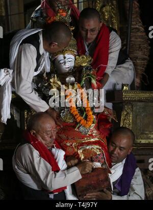 Kathmandu, Nepal. 17 Apr, 2019. Priester tragen, das Idol von Seto Machhendranath von Wagen wieder in die Tempel, die am letzten Tag der Seto Machhendranath Chariot Festival in Kathmandu, Nepal, 17. April 2019. Seto Machhendranath ist als der Gott des Regens und der Hindus und Buddhisten Anbetung Machhendranath für gute Regen Trockenheit während der Reis Erntezeit zu verhindern. Credit: Sunil Sharma/Xinhua/Alamy leben Nachrichten Stockfoto