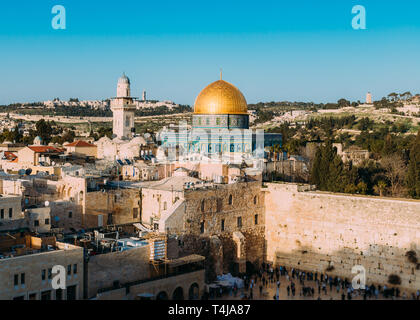 Panoramablick von der westlichen Mauer und der Tempelberg in der Altstadt von Jerusalem, Israel. Stockfoto