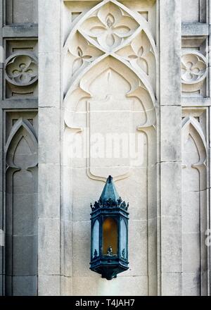 New Orleans, LA USA - 05-08-2018 - Schwarz Lampe auf Kirche Wand Stockfoto