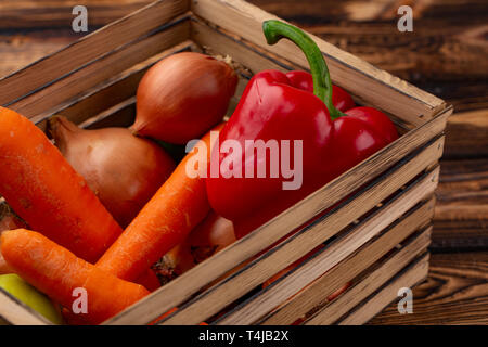 Frische bunte Gemüse in Holzkiste. Holz- Hintergrund. Stockfoto