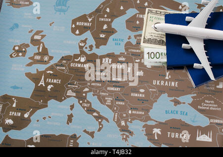 Modellflugzeug, zwei Pässe und Geld. Travel Concept auf Europa Karte Hintergrund. Karte von Ukraine. Stockfoto