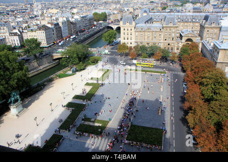 Schatten der Türme von Notre Dame de Paris Türme auf dem Kirchenvorplatz mit Menschen in der Schlange, Frankreich Stockfoto