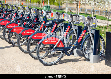 Santander Fahrräder Docking Station, in der Nähe der London Aquatics Centre, London, England, Vereinigtes Königreich. Stockfoto