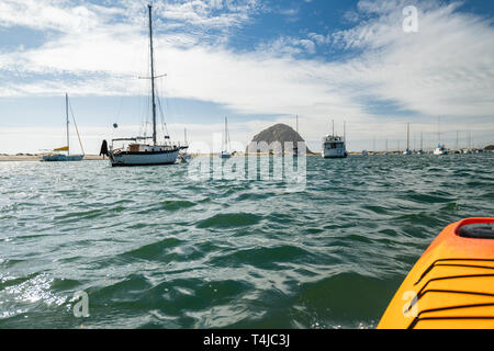 Kajak. Schöne Aussicht von Morro Rock von Kajak. Morro Bay Harbor, Kalifornien. Glück, Aktivitäten, Ferienhäuser Symbole Stockfoto