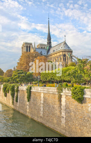 Notre Dame de Paris Dom mit seinen Flèche, Blick von der Pont de l'Eveche, Paris, Frankreich. Vor 2019 Feuer Stockfoto