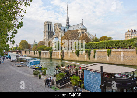 Notre Dame de Paris Dom mit seinen Flèche, Blick von der Pont de l'Eveche, Paris, Frankreich. Vor 2019 Feuer Stockfoto