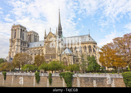 Notre Dame de Paris Dom mit seinen Flèche, Blick von der Pont de l'Eveche, Paris, Frankreich. Vor 2019 Feuer Stockfoto