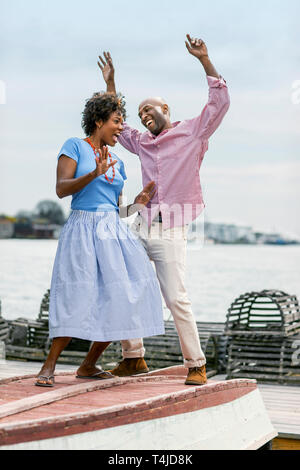 Paar genießt romantischen Tag am Meer. Stockfoto