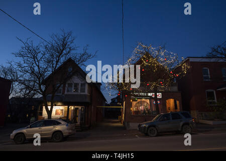 OTTAWA, Kanada - 10. NOVEMBER 2018: Typisch Nordamerikanische Holzhäuser in einer Wohnstraße im Herbst in Ottawa, Ontario, während einer Herbstnacht Stockfoto
