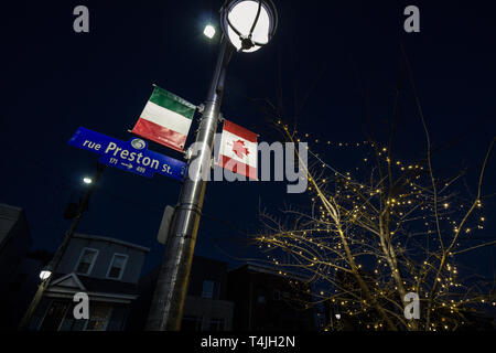 OTTAWA, Kanada - 12. NOVEMBER 2018: Italienische und kanadischen Flaggen auf Anzeige auf Preston Street in Little Italy, das italienische Viertel von Ottawa, die capit Stockfoto