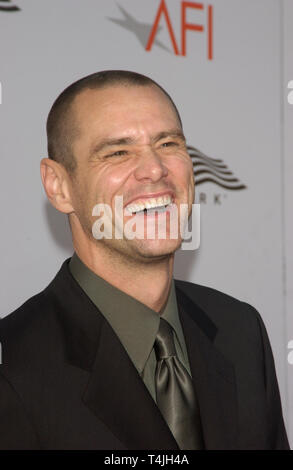 LOS ANGELES, Ca. Juni 10, 2004: Schauspieler Jim Carrey am American Film Institute Life Achievement Award, an dem Kodak Theater, Hollywood, ehrt Meryl Streep. Stockfoto