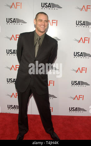 LOS ANGELES, Ca. Juni 10, 2004: Schauspieler Jim Carrey am American Film Institute Life Achievement Award, an dem Kodak Theater, Hollywood, ehrt Meryl Streep. Stockfoto