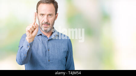 Stattliche mittleren Alter elegante älterer Mann über isolierte Hintergrund zeigt mit dem Finger auf und verärgerten Ausdruck Stockfoto