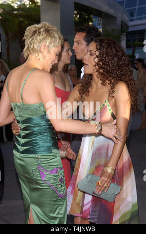 LOS ANGELES, Ca. Juli 19, 2004: Schauspielerin HALLE BERRY (rechts) & Sharon Stone bei der Weltpremiere in Hollywood, von ihren neuen Film Catwoman. Stockfoto