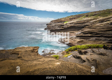 Ocean Waves wirbeln um die einzigartige lava Felsformationen des Lanai Aussichtspunkt auf Oahu, Hawaii Stockfoto