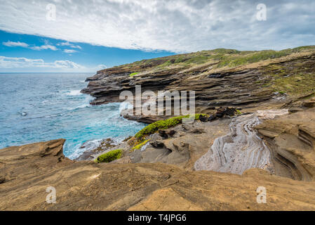 Ocean Waves wirbeln um die einzigartige lava Felsformationen des Lanai Aussichtspunkt auf Oahu, Hawaii Stockfoto