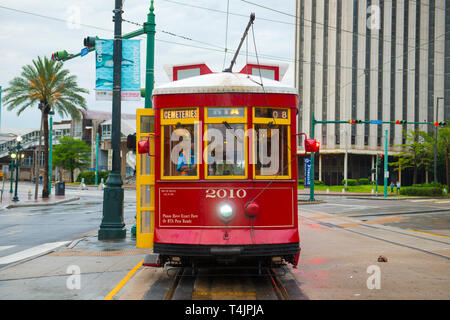 RTA Straßenbahn Canal Line Route 47 und Route 48 auf der Canal Street in der Innenstadt von New Orleans, Louisiana, USA. Stockfoto