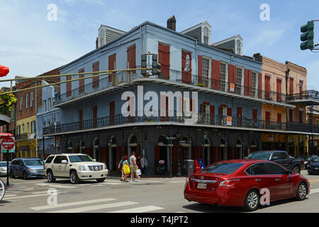 Historische Gebäude an der Ecke der Decatur Street und Toulouse Street im French Quarter in New Orleans, Louisiana, USA. Stockfoto