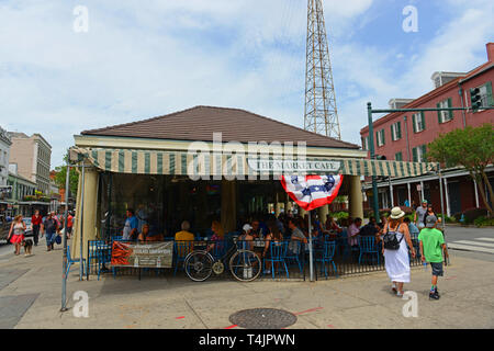 Der Markt Cafe aka Cafe Du Monde auf Decatur Street neben Jackson Square im French Quarter in New Orleans, Louisiana, USA. Stockfoto