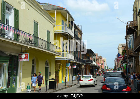 Historische Gebäude auf Toulouse Street zwischen der Royal Street und Chartres Street im French Quarter in New Orleans, Louisiana, USA. Stockfoto