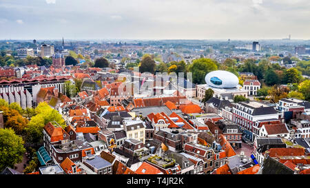 Luftaufnahme der historischen Hansestadt Zwolle, Niederlande, von der berühmten peperbus Turm im Zentrum der Stadt Stockfoto