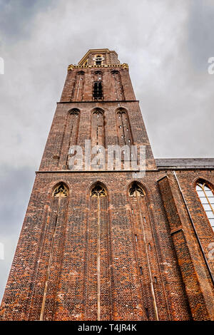 Das 15. Jahrhundert Peperbus (Pfeffer Aktivkohlefilter) ist der gotische Turm im historischen holländischen Stadt Zwolle von der Basilika Unserer Lieben Frau von der Himmelfahrt Stockfoto