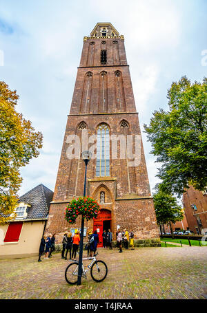 Das 15. Jahrhundert Peperbus (Pfeffer Aktivkohlefilter) ist der gotische Turm im historischen holländischen Stadt Zwolle von der Basilika Unserer Lieben Frau von der Himmelfahrt Stockfoto