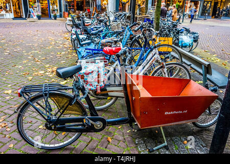 Viele verschiedene Arten von Fahrrädern im Einkaufsviertel in der Innenstadt von Zwolle in den Niederlanden geparkt Stockfoto