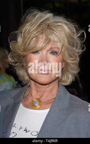 LOS ANGELES, Ca. August 05, 2004: Schauspielerin Connie Stevens an der Los Angeles Premiere von Leben wir nicht mehr hier. Stockfoto