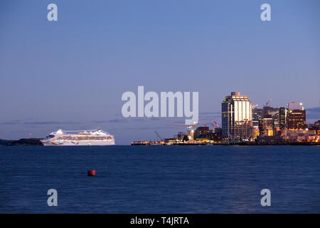 Die Norwegian Dawn Kreuzfahrt und die Skyline von Halifax in der Abenddämmerung. Halifax, Halifax Regional Municipality, Nova Scotia, Kanada. Stockfoto