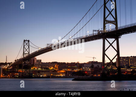 Die Angus L. Macdonald Bridge ist eine Hängebrücke in Halifax, Halifax Regional Municipality, Nova Scotia, Kanada. Stockfoto